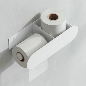 Puede incluir: Un portarrollos de papel higiénico blanco, montado en la pared, con un diseño moderno. Cuenta con un compartimento para dos rollos de papel higiénico, uno en uso y otro de repuesto. El soporte es de metal y está montado en una pared gris claro.