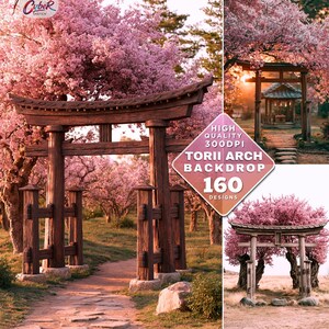 以下が含まれることがあります： 300DPIの高画質な鳥居アーチ背景160種類のデジタルコレクション。ピンクの桜が咲く風景の中に木製の門が配置されています。画像には、花々に囲まれた伝統的な建造物の様々なシーンが描かれています。