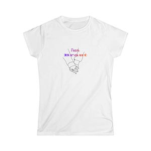Könnte beinhalten: Ein weißes kurzärmeliges T-Shirt mit einer schwarzen Strichzeichnung von zwei sich haltenden Händen. Über den Händen ist der Text Team Braut in einem Farbverlauf aus Violett, Blau und Orange mittig auf der Brust aufgedruckt.