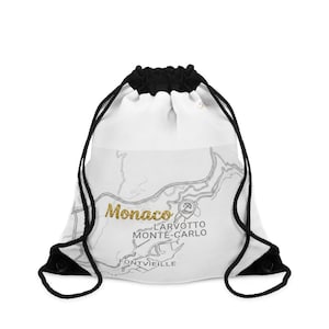 Könnte beinhalten: Ein weißer Kordelzugbeutel mit einer schwarzen grafischen Karte von Monaco, dem Text Monaco in Goldglitter sowie den aufgedruckten Beschriftungen Larvotto, Monte-Carlo und Fontvieille. Der Beutel hat schwarze Kordelträger und einen Verschluss.