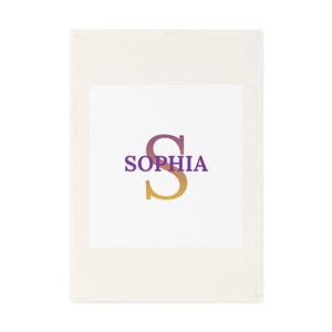 Könnte beinhalten: Ein rechteckiges, cremeweißes Textil mit einem zentrierten Grafikdesign. Das Design besteht aus einem großen, vertikal ausgerichteten Buchstaben S mit einem Farbverlauf von Violett zu Gold, überlagert vom Namen SOPHIA in violetten Großbuchstaben.