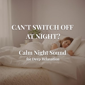 Op de afbeelding: Een persoon ligt in bed met wit beddengoed. De tekst "CAN'T SWITCH OFF AT NIGHT?" staat boven "Calm Night Sound for Deep Relaxation". Een kleine plant en een kopje staan op een nachtkastje.