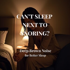 Könnte beinhalten: Eine Person in einem braunen Outfit sitzt in einem schwach beleuchteten Raum, mit dem Text "CAN'T SLEEP NEXT TO SNORING?" und "Deep Brown Noise for Better Sleep". Ein Bett und eine Lampe sind im Hintergrund zu sehen.