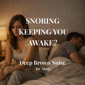Op de afbeelding: Een vrouw zit bezorgd op een bed, terwijl een man naast haar slaapt. De afbeelding bevat de tekst "SNORING KEEPING YOU AWAKE?" en "Deep Brown Noise for Sleep."