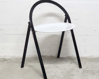 Cadeira dobrável de metal laqueado em branco e preto, de Giorgio Cattelan para a Cidue.
