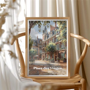 Könnte beinhalten: Ein gerahmter Druck der Place des Vosges in Paris, Frankreich, auf einem Holzstuhl präsentiert. Das Kunstwerk zeigt eine detaillierte Illustration des historischen Platzes mit Gebäuden, Bäumen und dem Text "Place des Vosges" und "Paris, France". Der Rahmen ist aus hellem Holz.