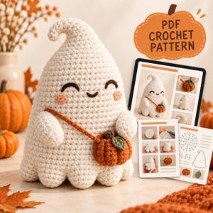 Puede incluir: Una figura de fantasma tejida a ganchillo de color crema con cara sonriente, mejillas rosadas y un pequeño bolso bandolera naranja con forma de calabaza. Junto a ella hay una tableta y tarjetas con un PDF CROCHET PATTERN de instrucciones.