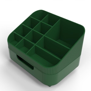 Op de afbeelding: Een donkergroene organizer met meerdere compartimenten. De organizer heeft een rechthoekige vorm met een handvat aan de zijkant. Het bovenste gedeelte is verdeeld in kleinere vierkante en rechthoekige secties. Het onderste gedeelte heeft een geribbelde textuur.