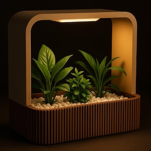 Puede incluir: Una jardinera de interior moderna con luz integrada. La base rectangular de madera está llena de guijarros blancos y plantas verdes. La parte superior tiene un marco beige curvado con una luz cálida. Un elemento de decoración del hogar elegante.