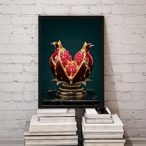 Puede incluir: Obra de arte enmarcada que presenta una escultura estilizada de granada. La escultura es de color rojo oscuro con detalles dorados, mostrando el interior abierto de la fruta lleno de semillas rojas. Descansa sobre una base de mármol.