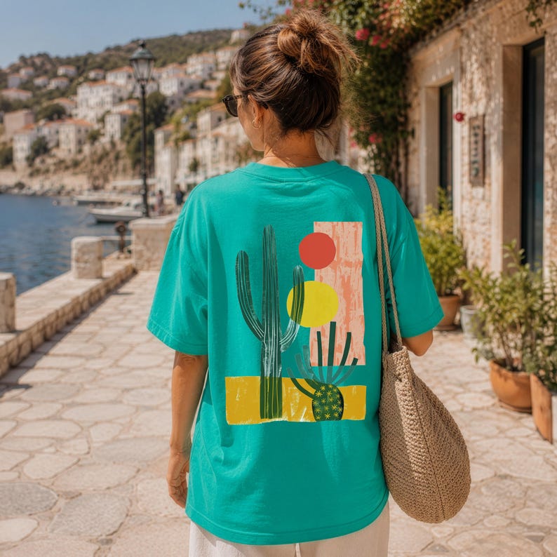 Camiseta unisex con estampado de cactus, diseño de puesta de sol en el desierto, bolsillo delantero estampado, camiseta con gráfico en la espalda, Comfort Colors® Island Green