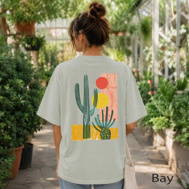 Camiseta unisex con estampado de cactus, diseño de puesta de sol en el desierto, bolsillo delantero estampado, camiseta con gráfico en la espalda, Comfort Colors® imagen 4
