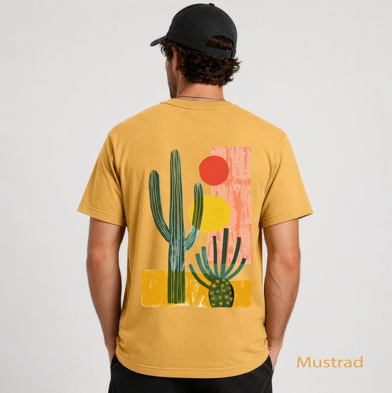 Puede incluir: Una camiseta de manga corta color amarillo mostaza con un estampado gr&aacute;fico en la espalda. El dise&ntilde;o muestra dos cactus verdes, un c&iacute;rculo rojo, un c&iacute;rculo amarillo y una forma rectangular rosa texturizada sobre un fondo amarillo.