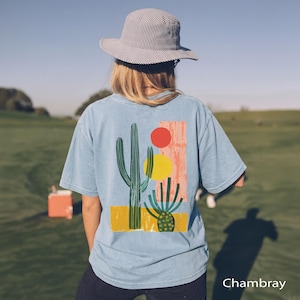 Camiseta unisex con estampado de cactus, diseño de puesta de sol en el desierto, bolsillo delantero estampado, camiseta con gráfico en la espalda, Comfort Colors® Chambray