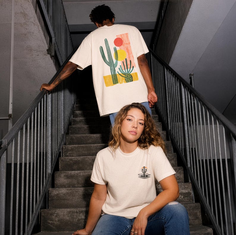 Camiseta unisex con estampado de cactus, diseño de puesta de sol en el desierto, bolsillo delantero estampado, camiseta con gráfico en la espalda, Comfort Colors® imagen 12