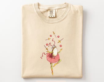 Camiseta de rana malabarista, camiseta de rana de ballet caprichosa, camiseta unisex de circo surrealista Comfort Colors®
