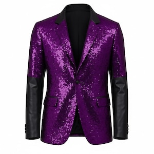 Op de afbeelding: Een paarse blazer met pailletten, zwarte leren mouwen en een zwarte kraag. De blazer heeft een sluiting met één knoop en twee voorzakken. Het kledingstuk is een formeel kledingstuk.