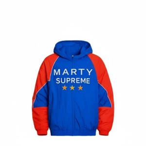 Peut inclure: Veste à capuche bleue, rouge et blanche. Le texte "MARTY SUPREME" et trois étoiles dorées ornent la poitrine. Les manches et les épaules sont rouges, le corps est bleu.
