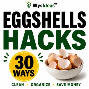 Peut inclure: Image promotionnant des astuces pour les coquilles d'œufs. Le titre indique "EGGSHELLS HACKS" en grandes lettres noires et vertes. Un cercle jaune avec "30 WAYS" est présenté. Un bol de coquilles d'œufs est montré. Le texte en bas dit "CLEAN • ORGANIZE • SAVE MONEY".