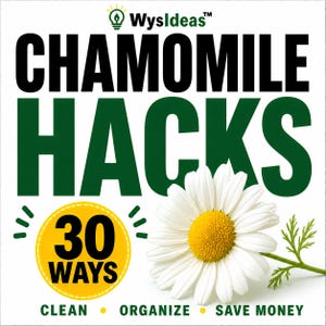 以下が含まれることがあります： 白い背景に、黒と緑で「CHAMOMILE HACKS」と書かれたテキスト。 「30 WAYS」という言葉が入った黄色の円が下にあります。 デイジーと「CLEAN」、「ORGANIZE」、「SAVE MONEY」という言葉も表示されています。