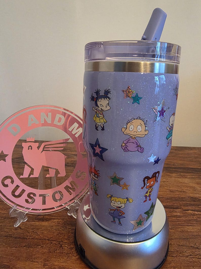 Puede incluir: Una taza de cer&aacute;mica blanca con un asa negra y el texto "But First, Coffee" en negrita negra. La taza se encuentra sobre un fondo neutro, resaltando su dise&ntilde;o simple.