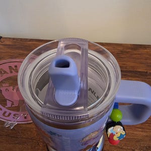 Puede incluir: Una taza de cer&aacute;mica blanca con un asa negra y el texto "But First, Coffee" en un estilo manuscrito. La taza est&aacute; sobre una superficie blanca. La taza mide 10 cm de alto.