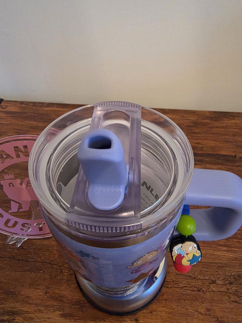 Puede incluir: Una taza de cer&aacute;mica blanca con un asa negra y el texto "But First, Coffee" en un estilo manuscrito. La taza est&aacute; sobre una superficie blanca. La taza mide 10 cm de alto.