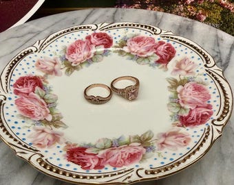 Antiek grillig porseleinen bord roze rozen gouden rand Victoriaans Cottagecore ijdelheidsdecor