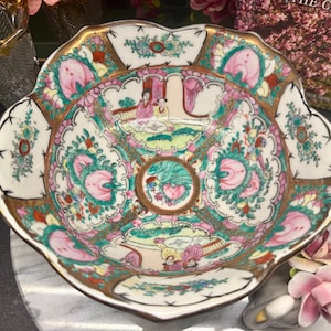 Bol de porcelana vintage Famille Rose con medallón, decoración estilo chinoiserie pintada a mano.