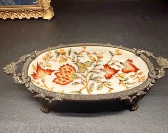 Vintage Chinoiserie blommigt porslinsbricka med utsmyckade mässingsfötter och handtag