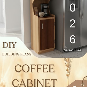 Puede incluir: Un mueble de café de madera clara con una puerta de madera oscura. El mueble tiene estantes abiertos con tazas de café y una planta pequeña. Una cafetera y café están en la encimera. El texto "COFFEE CABINET" y "DIY BUILDING PLANS" son visibles.