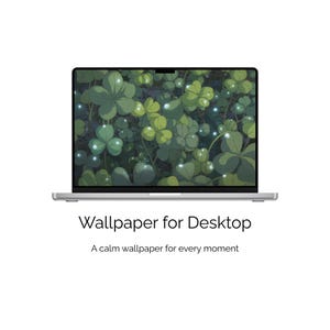 Puede incluir: Un portátil plateado muestra un fondo de pantalla de escritorio con un patrón de tréboles verdes y acentos brillantes. El texto "Wallpaper for Desktop" y "A calm wallpaper for every moment" están debajo.