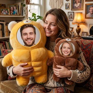 Pode incluir: Uma mulher segura duas almofadas de pelúcia em forma de urso. Uma é amarela, a outra marrom. Cada uma tem uma abertura circular para um rosto, com o rosto sorridente de uma pessoa visível. As almofadas têm abdominais costurados.