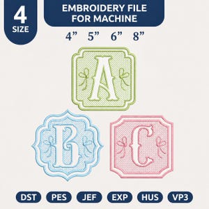 Peut inclure: Un fichier de broderie pour machine présentant les lettres A, B et C en vert clair, bleu clair et rose clair. Chaque lettre est centrée dans un cadre carré festonné avec un fond quadrillé et des nœuds. Texte inclus : 4 SIZE, 4", 5", 6", 8" et formats DST, PES, JEF, EXP, HUS, VP3.