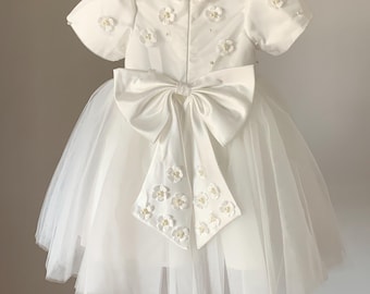 半袖、ビーズとパールがあしらわれたチュール素材のアイボリーのフラワーガールドレス、ブライズメイドドレス MJ06