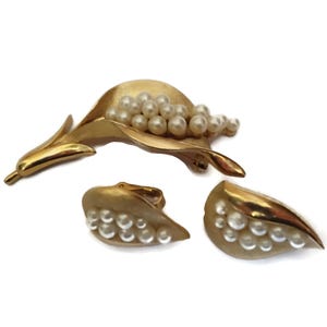 TRIFARI Leaf Set with Dripping Pearls - Brooch Earrings