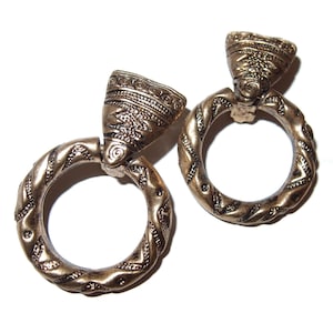 Pendientes de aro vintage con motivo egipcio en relieve