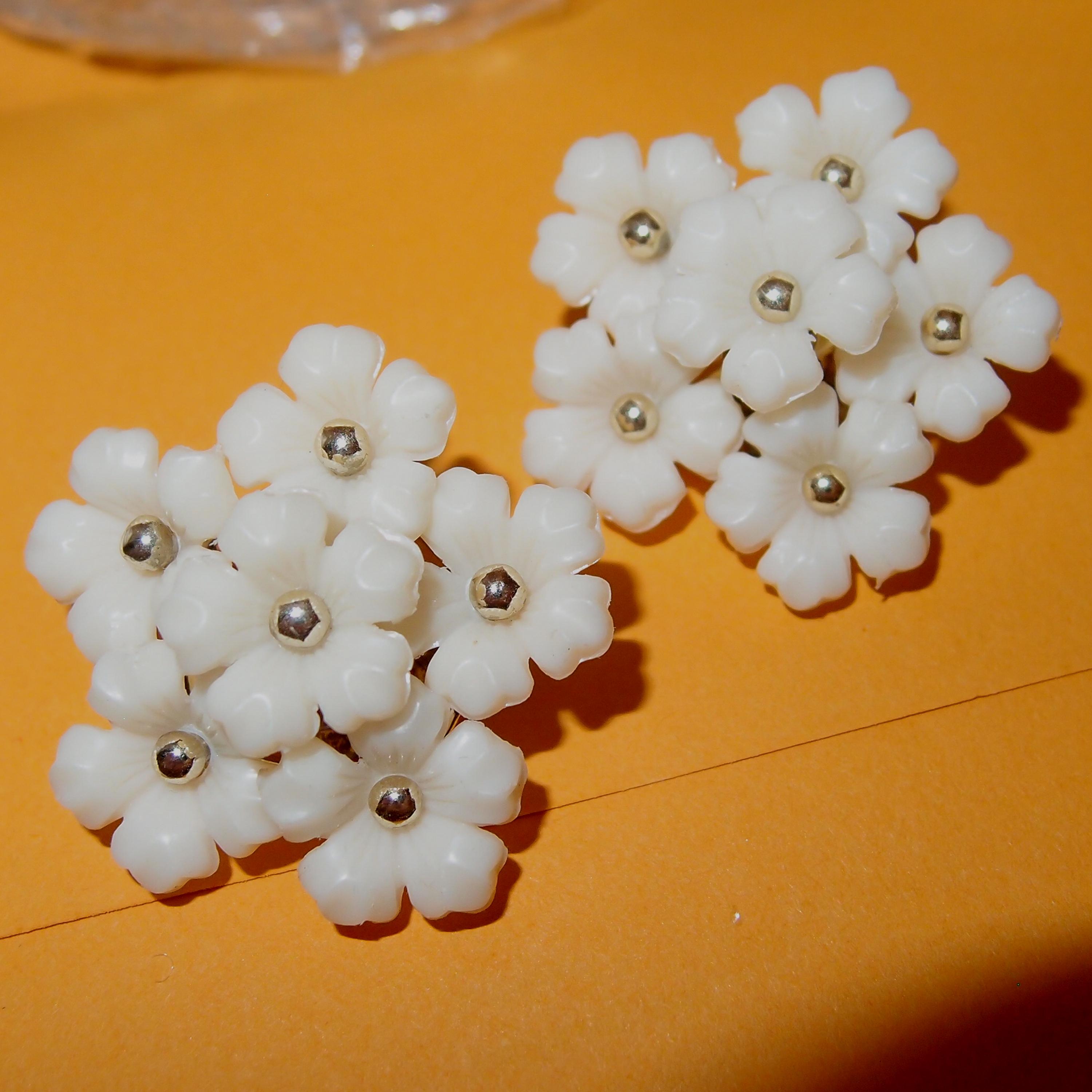 プラスチック製の白い花のクラスターのヴィンテージイヤリング - Etsy 日本