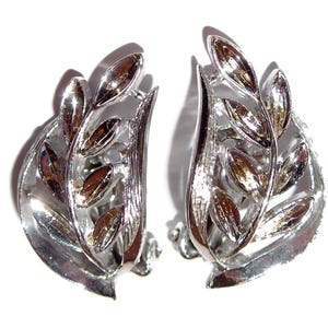 Pendientes vintage con clip de hojas en tono plateado