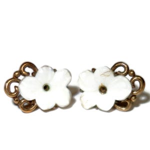 CROWN TRIFARI White Flower Earrings