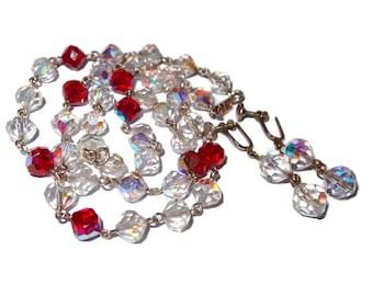 Collar y pendientes colgantes de cristal rojo y transparente.