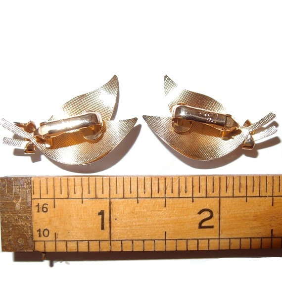 CORO White Enamel Etched Leaf Earrings Vintage Cl… - image 3