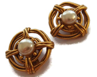 Classy Faux Pearl Pin Wheel Vintage Clip-on Earrings