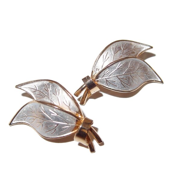 CORO White Enamel Etched Leaf Earrings Vintage Cl… - image 2