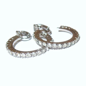 Brincos de pressão com argola de strass dos anos 60