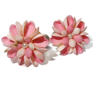 Roze handgemaakte schelpoorbellen met schroefsluiting