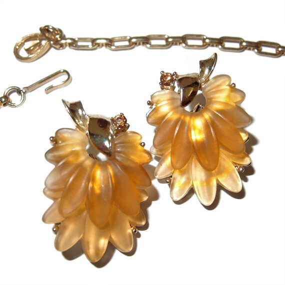 Scarce Yellow-tan Leaf Motif Thermoset Necklace E… - image 4