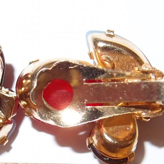High End Pink and Red Vintage Brooch Earring Set - image 7