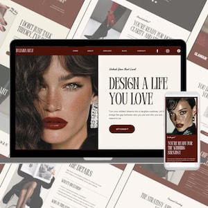 Könnte beinhalten: Ein Laptop und ein Smartphone zeigen eine Website mit dem Text "DESIGN A LIFE YOU LOVE". Die Website zeigt das Gesicht einer Frau mit rotem Lippenstift. Um die Geräte herum befinden sich Ausdrucke mit Texten wie "Inc. Forbes" und "YOU'RE READY FOR THE WINNING STRATEGY".
