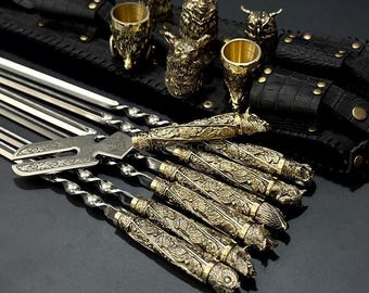 Luksusowy zestaw szaszłyków do grilla w skórzanym etui – 6 szaszłyków do szaszłyków z brązowymi uchwytami, zestaw upominkowy do grilla z kieliszkami do shotów i widelcem do mięsa